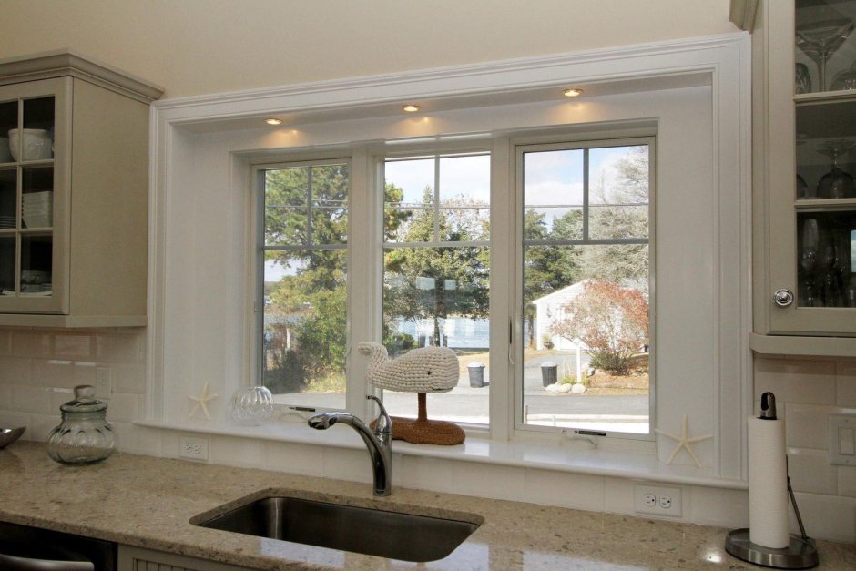 Интерьер кухни с двумя окнами