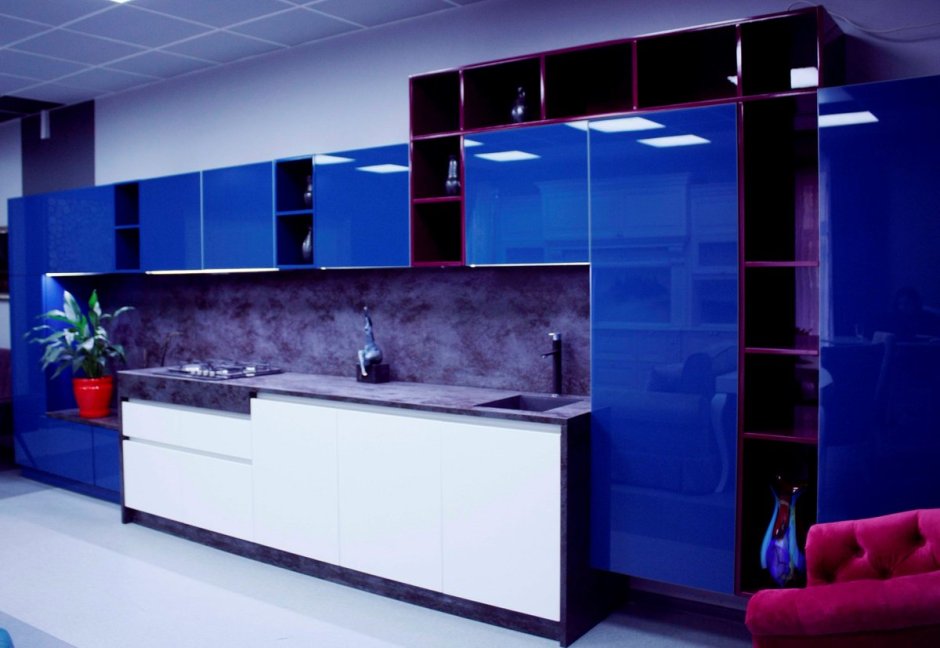 Кухонный гарнитур со стеклянными фасадами