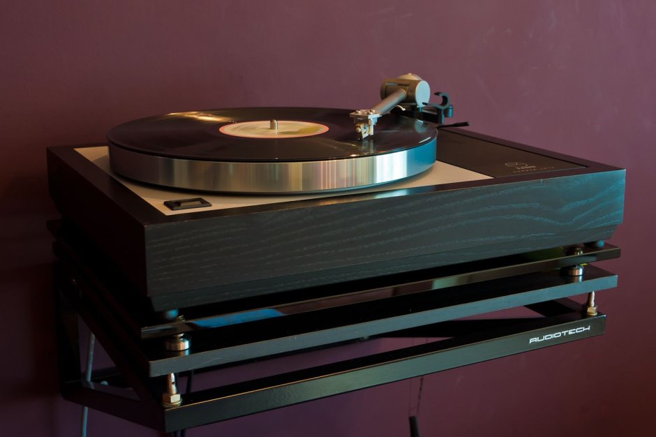 Полка для винилового проигрывателя и пластинок