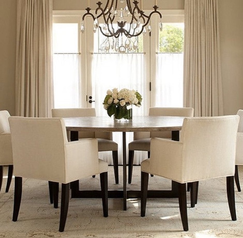 Люстра над круглым столом