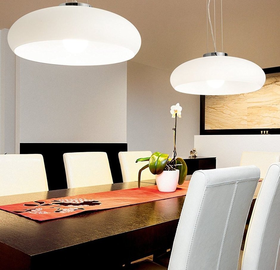 Овальная люстра над столом