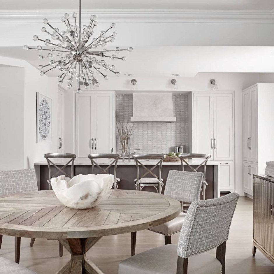 Люстра над обеденным столом классика