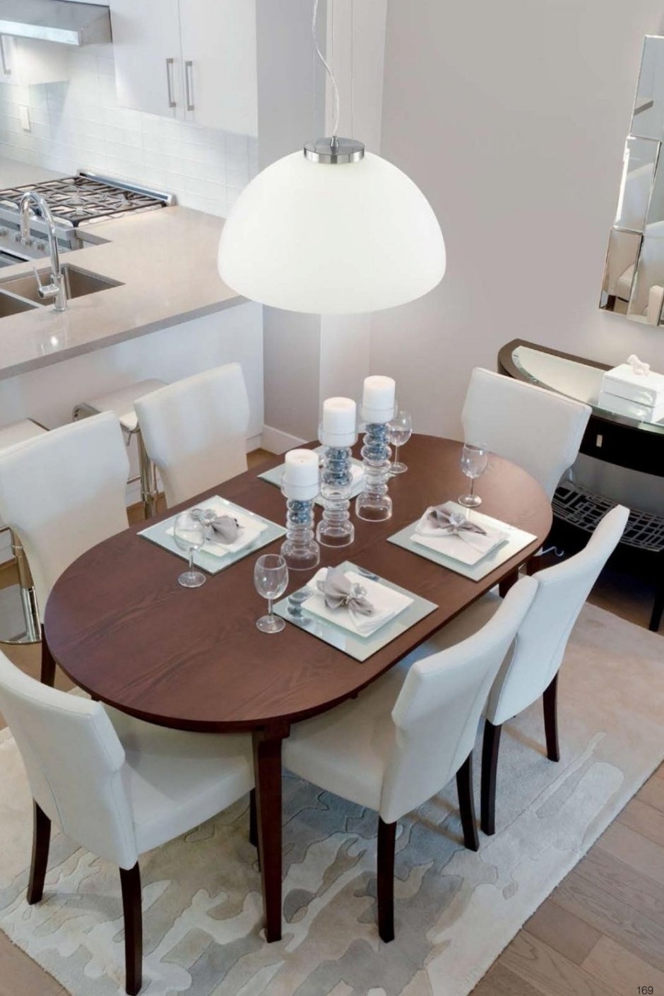 Хрустальная люстра над обеденным столом