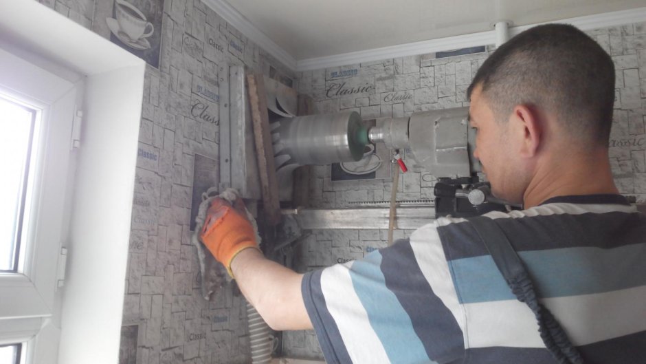 Бурение отверстий в стене под вентиляцию