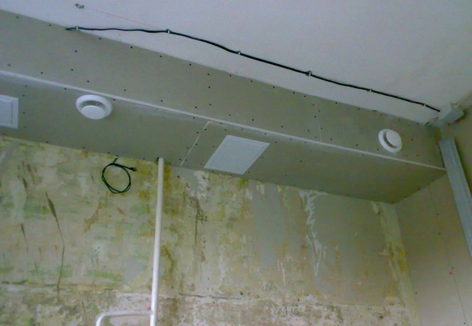 Короб для труб на потолке