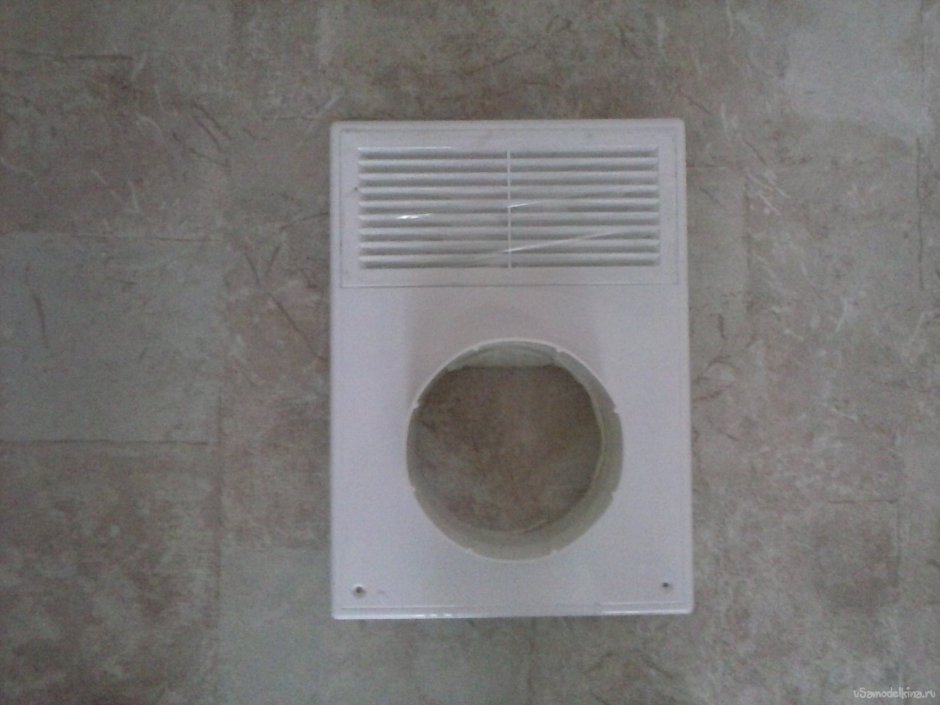 Решетка вентиляции в туалете