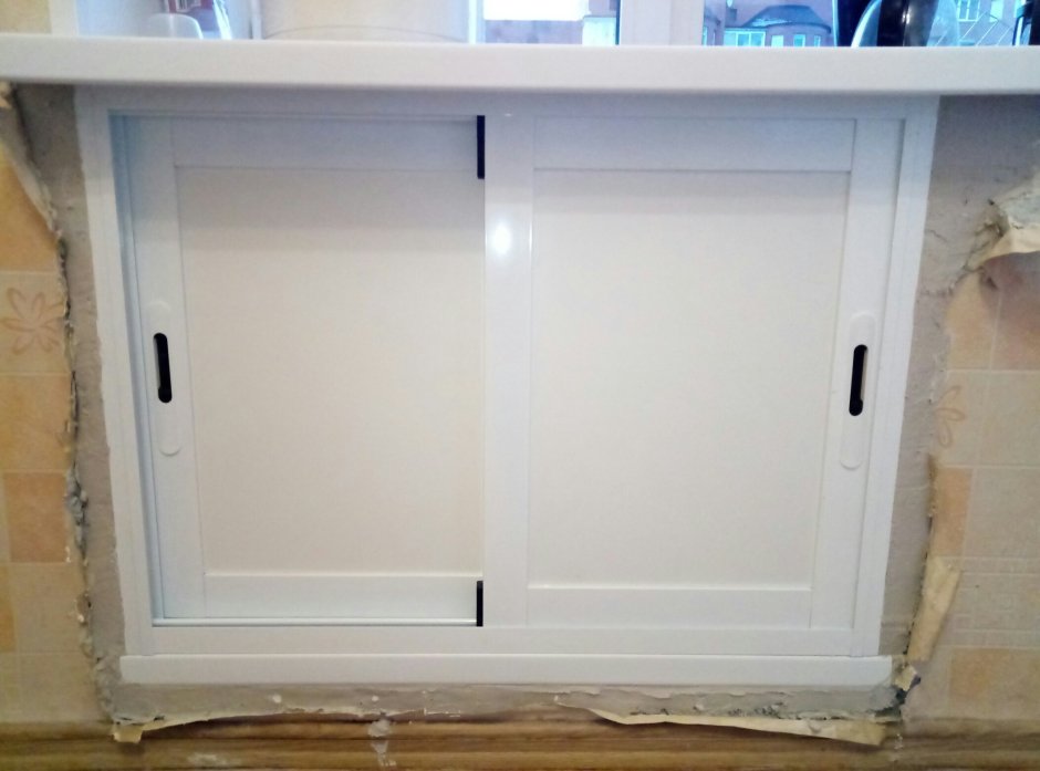 Раздвижные дверцы холодильник под окном