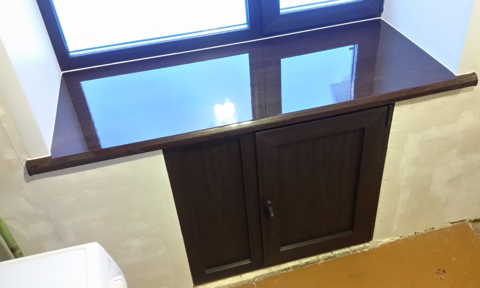 Холодильник под окном