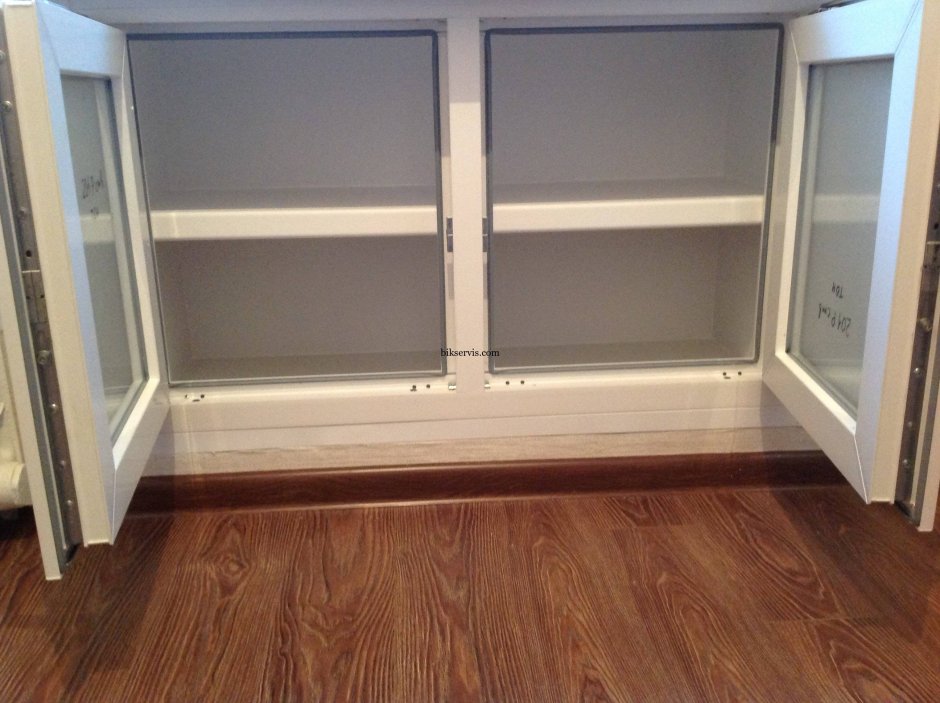 Холодильник под окном слайдерс