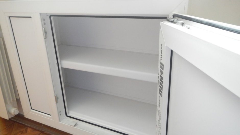 Холодильник ПВХ под окном