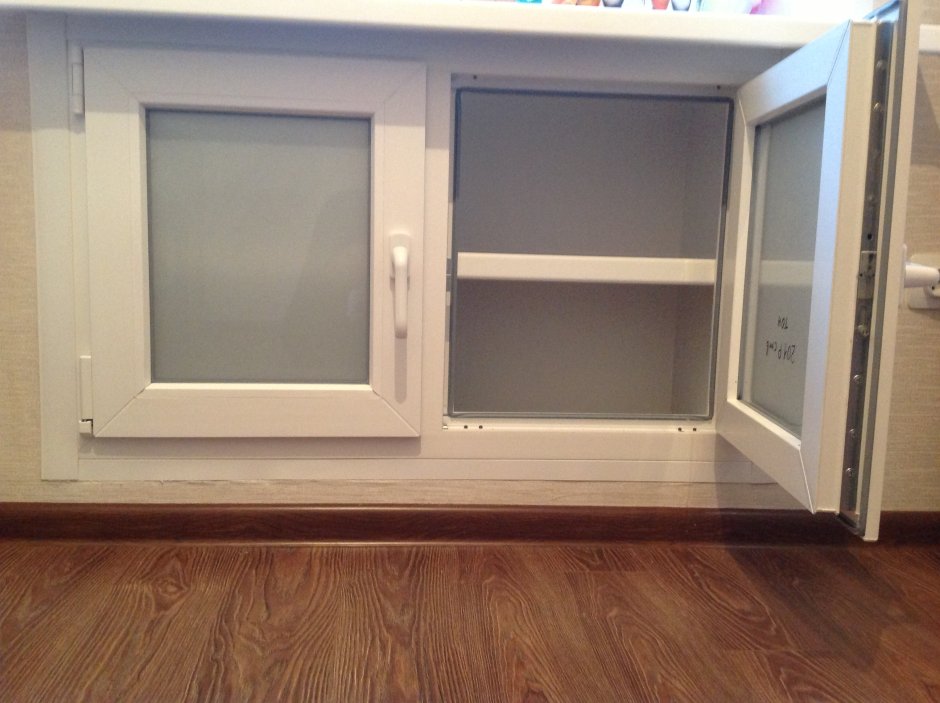 Хрущёвский с 1 дверцей холодильник под окном