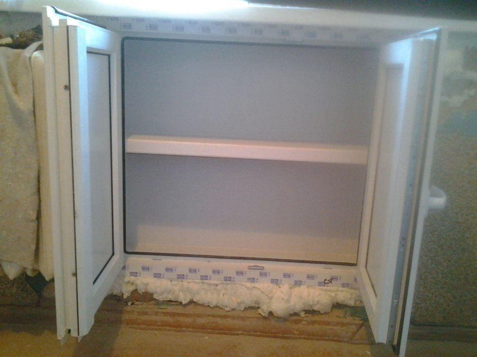 Холодильник под окном