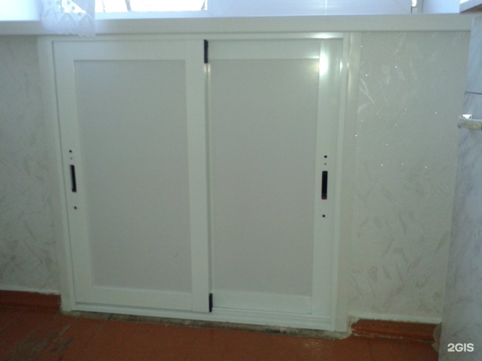 Пластиковые дверцы для холодильника под окном