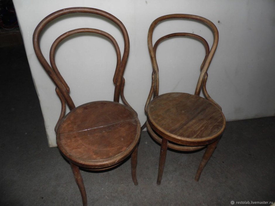 Старый стул со спинкой