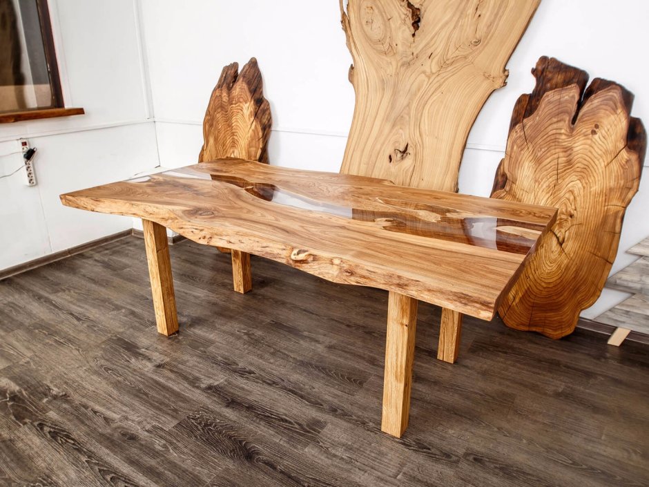 Стол из натурального дерева