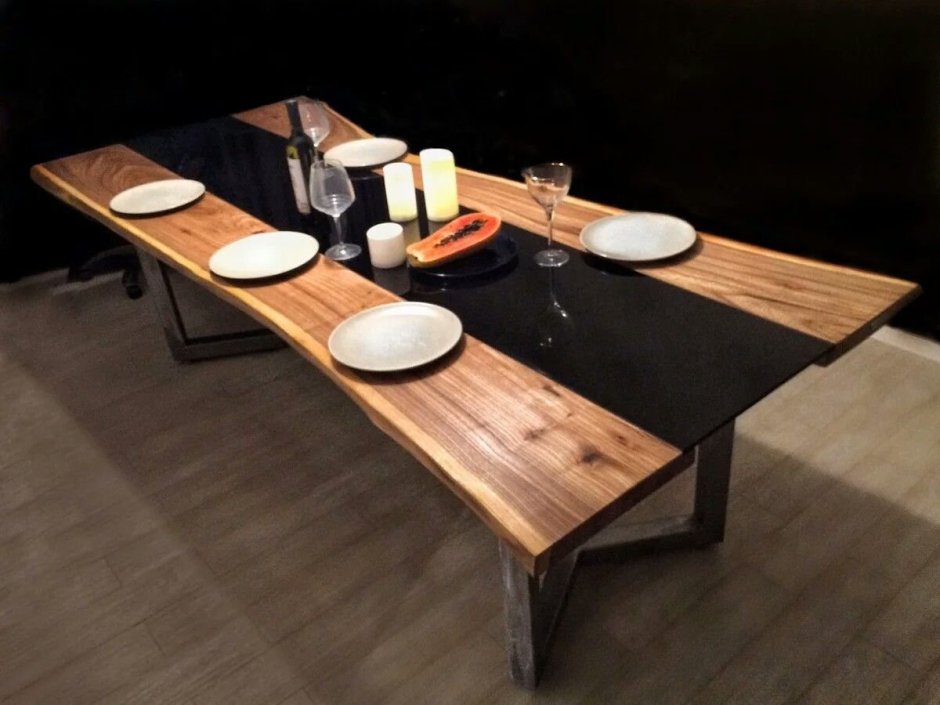 Обеденный стол из дерева со стеклом