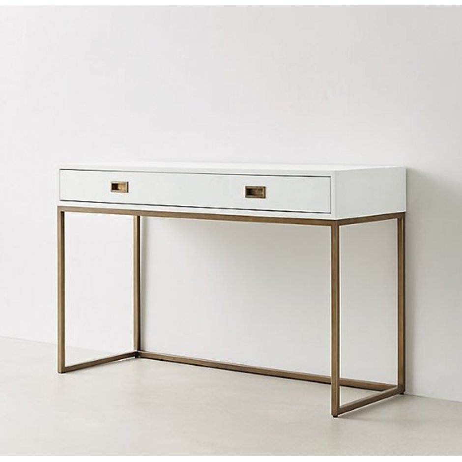 Угловой стол на металлических ножках