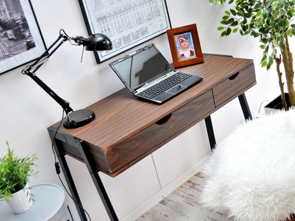 Письменный стол на металлических опорах