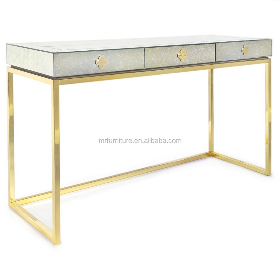 Письменный стол на металлическом каркасе