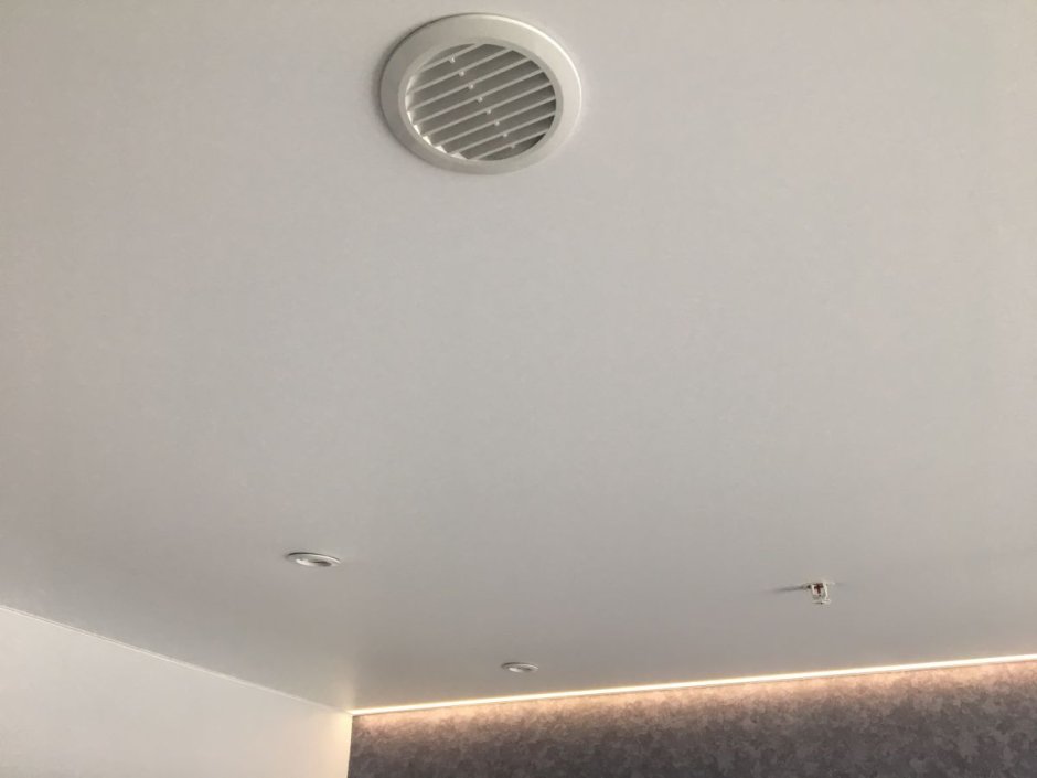 Датчики пожарной сигнализации на подвесном потолке strong