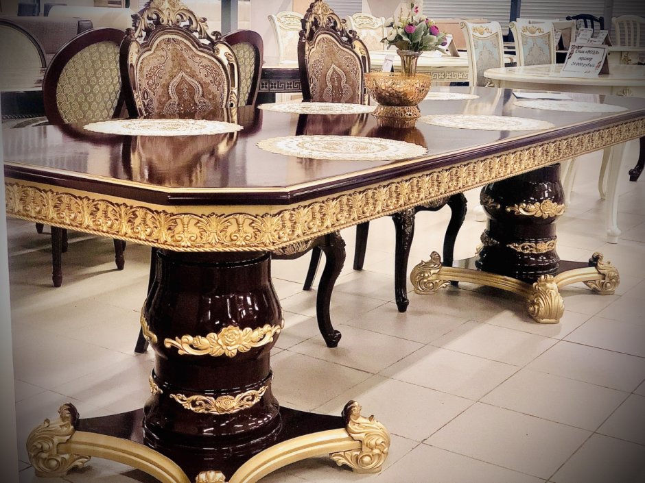 Обеденный стол в гостиную