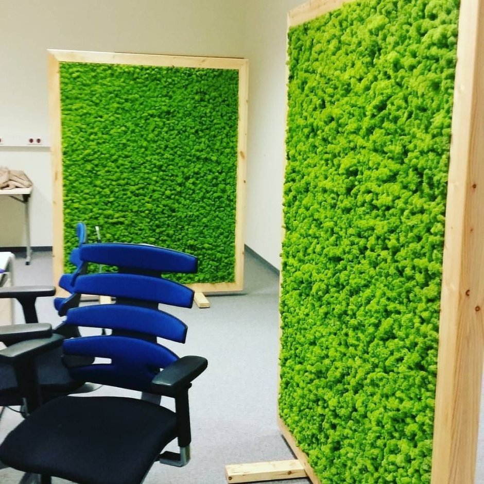 Искусственный газон на стене в интерьере