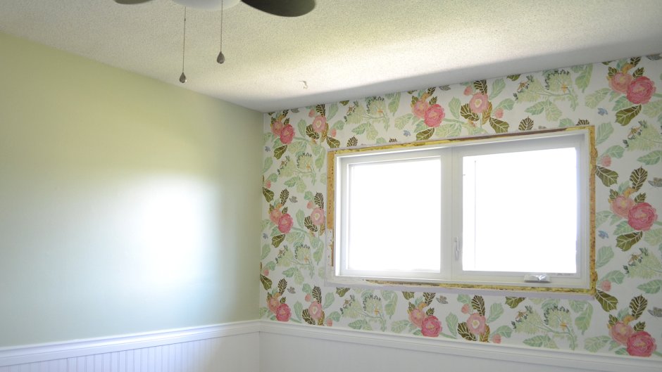 Ниша оклеенная обоями