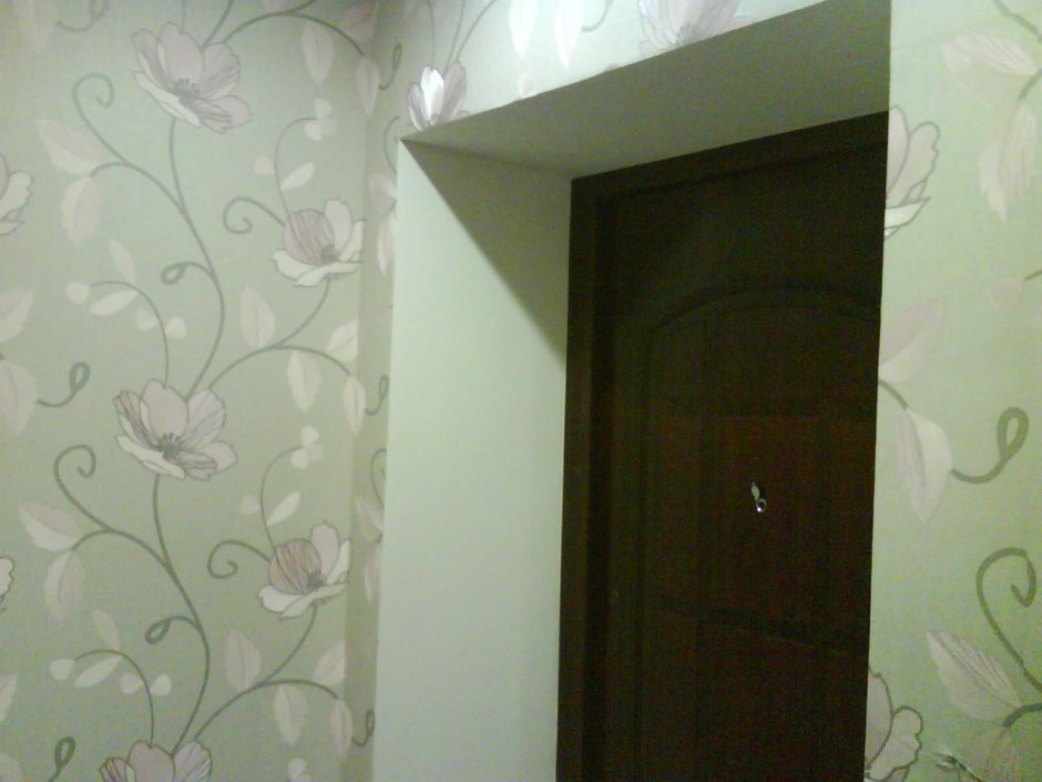 Откосы входной двери обоями