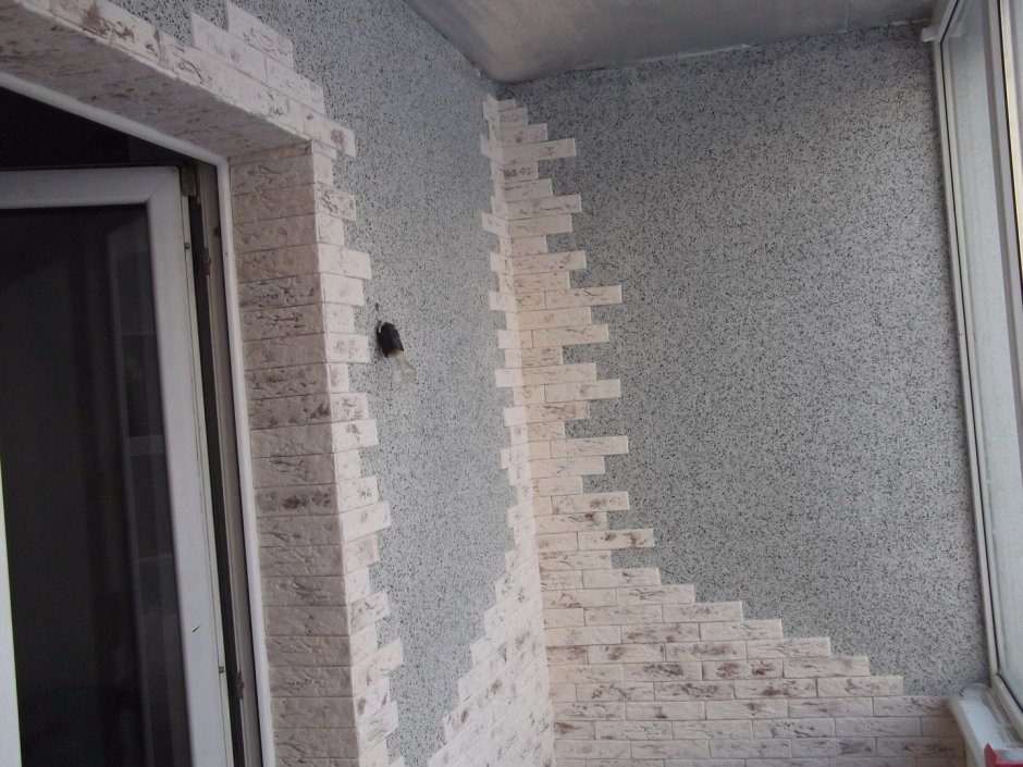 Декоративная отделка стен на балконе