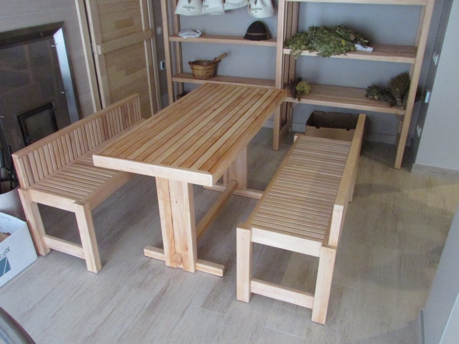 Стол в маленьком предбаннике