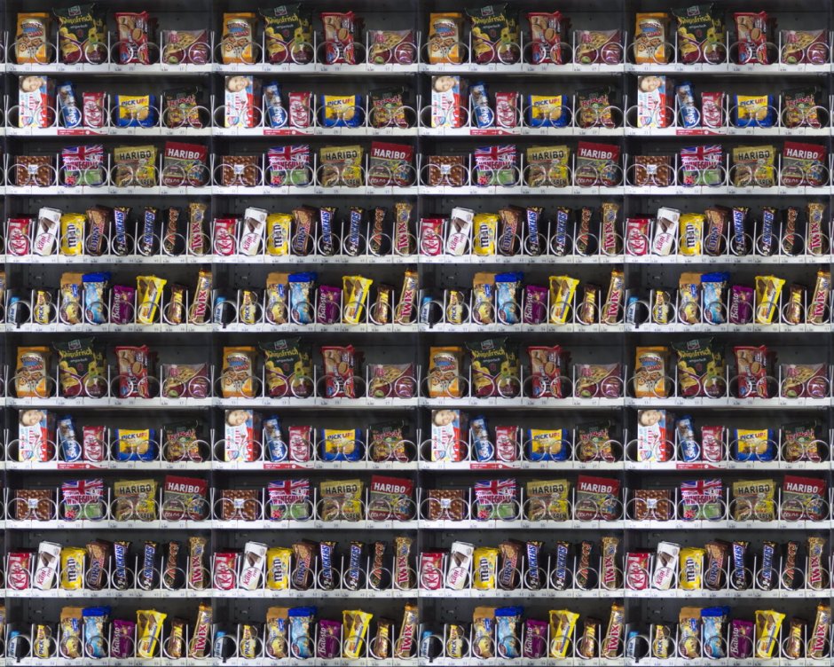 Полка с шоколадом в магазине