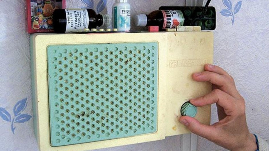 Советский радиоприемник на кухне