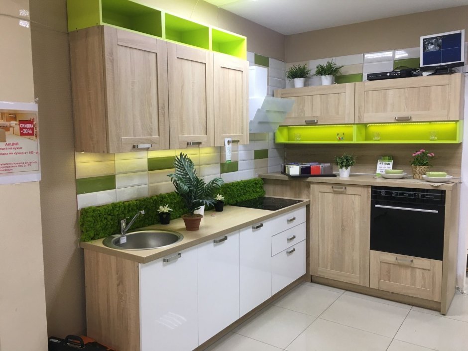 Белая кухня со столешницей дуб сонома