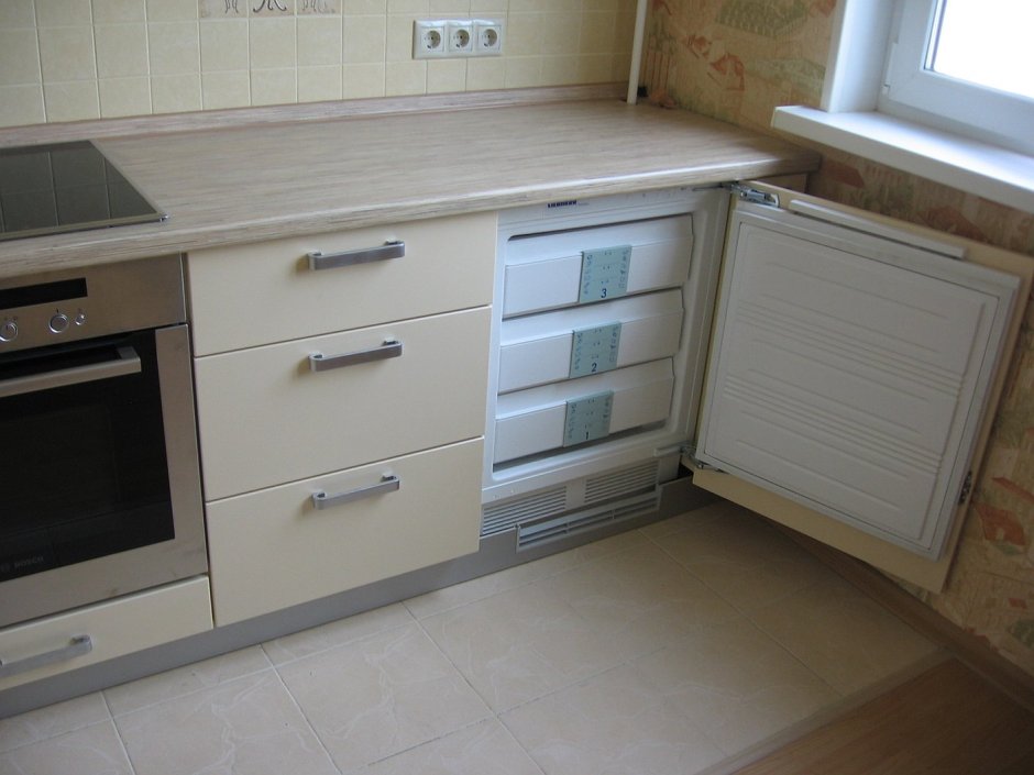 Кухня с холодильником под столешницей