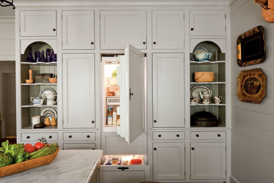 Холодильник в шкафу в кухне