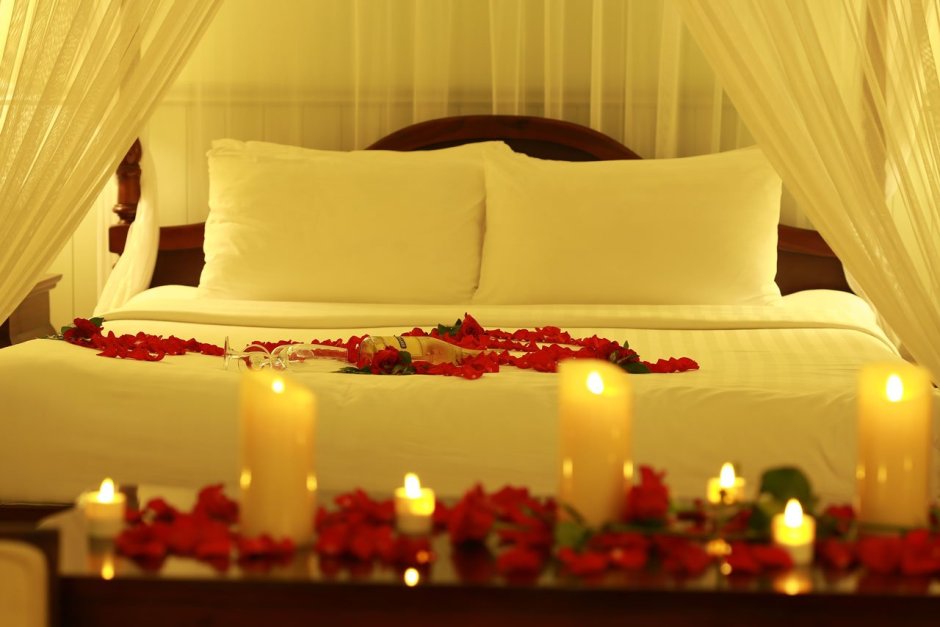 Постель в лепестках роз и свечи
