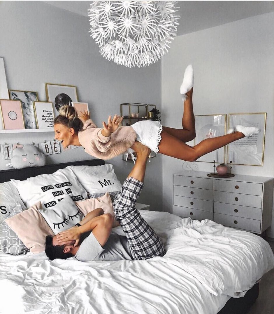 Парень и девушка дурачатся