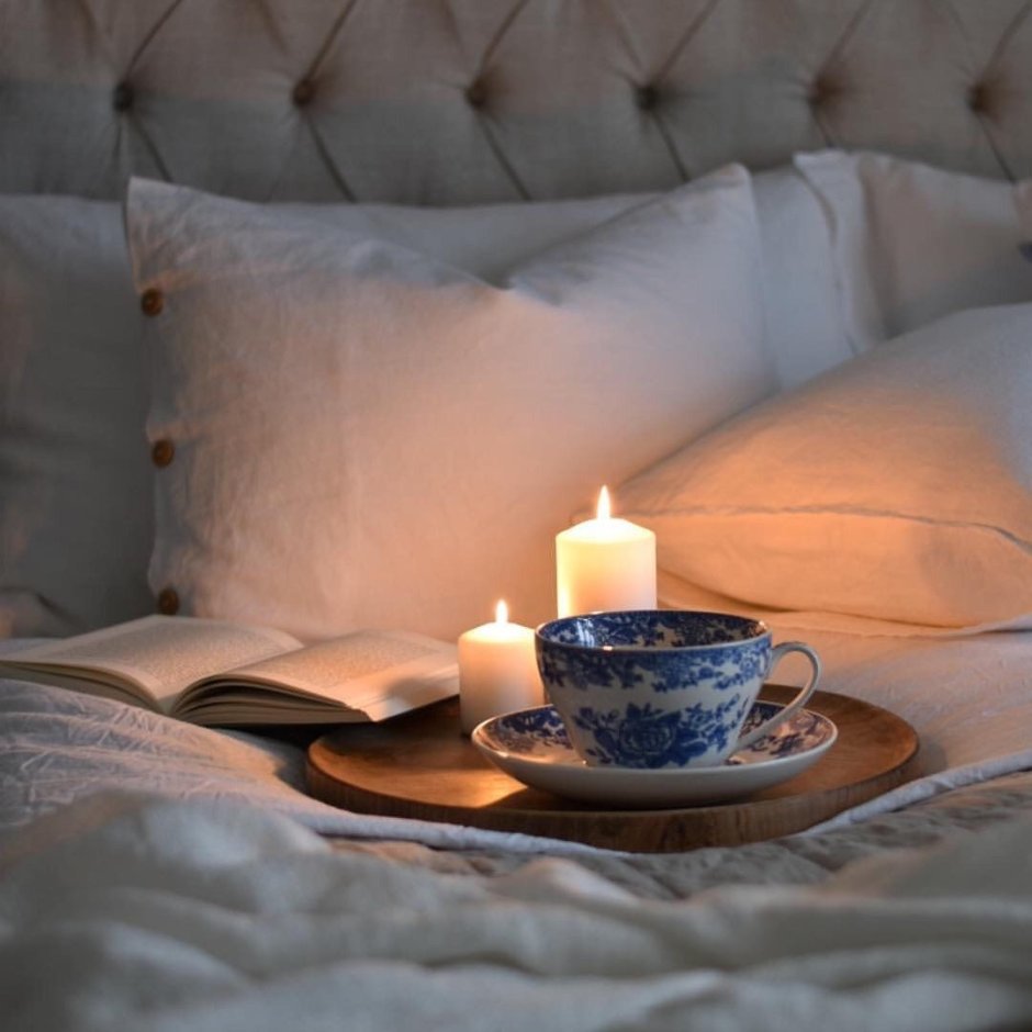 Уютная постель вечером