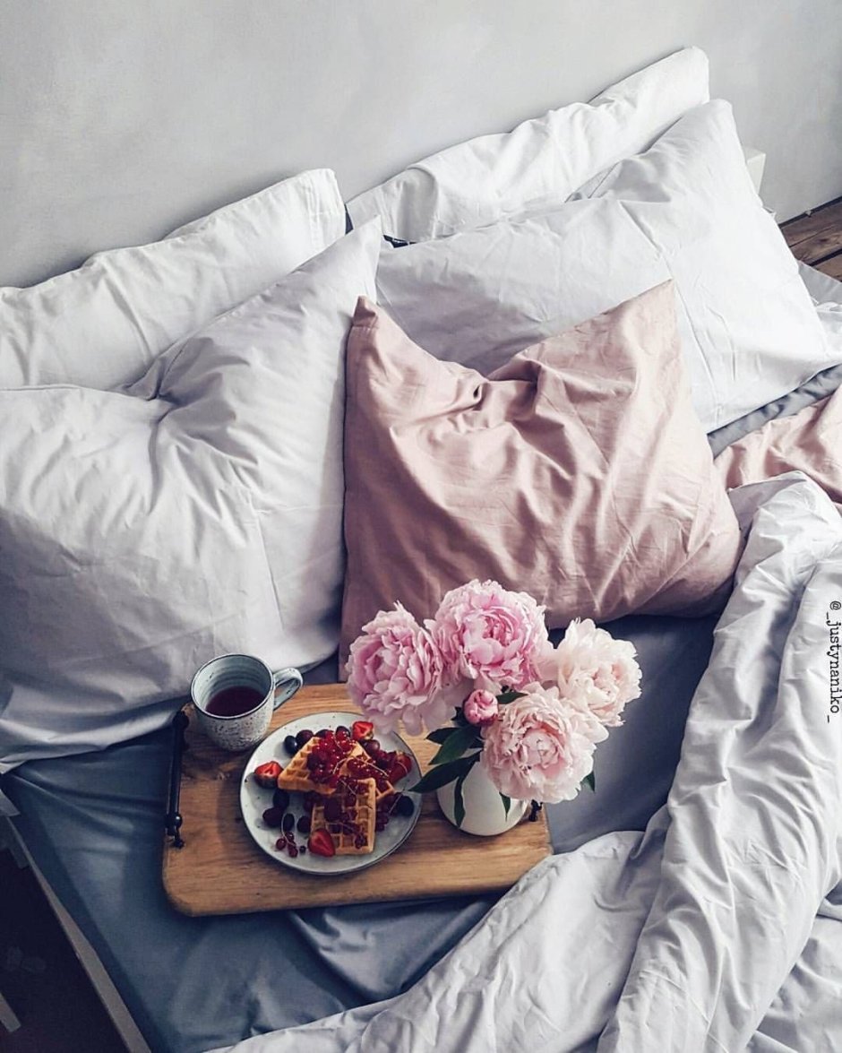 Цветы в постели утром