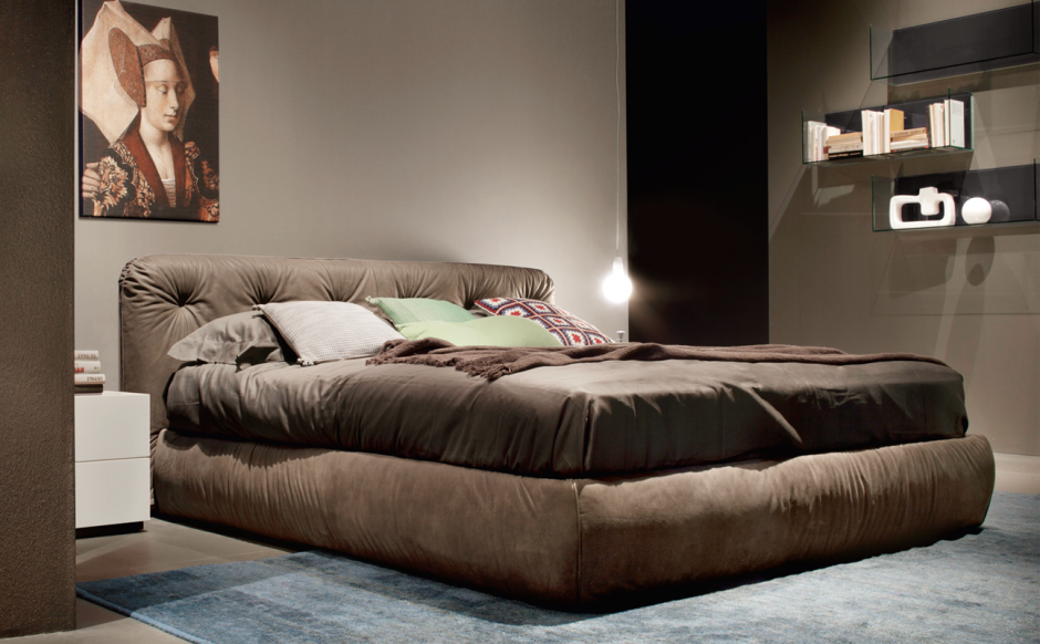 Кровать с широкими бортами