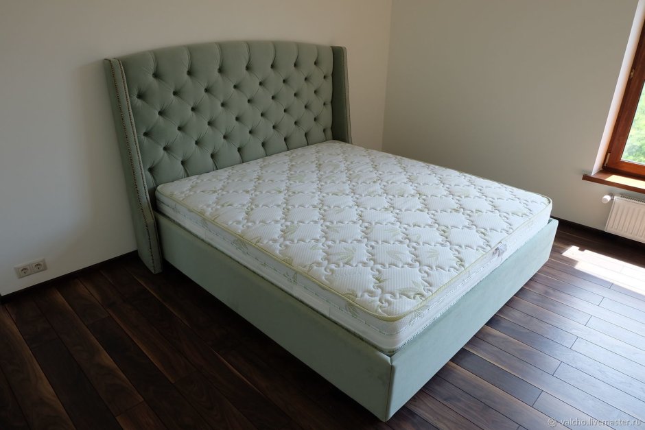 Кровать с мягким изголовьем