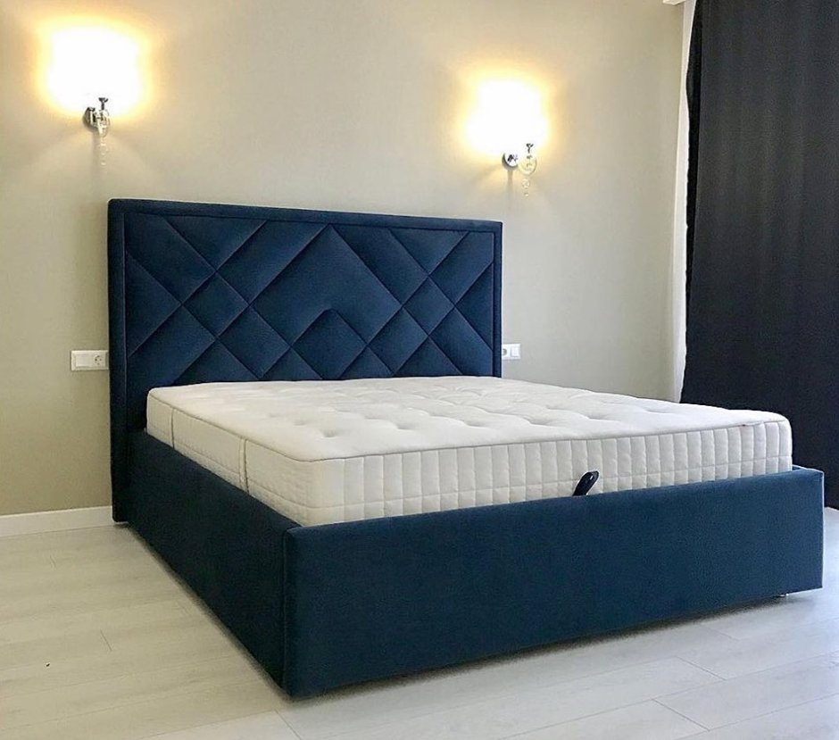 Кровать с геометрическим изголовьем