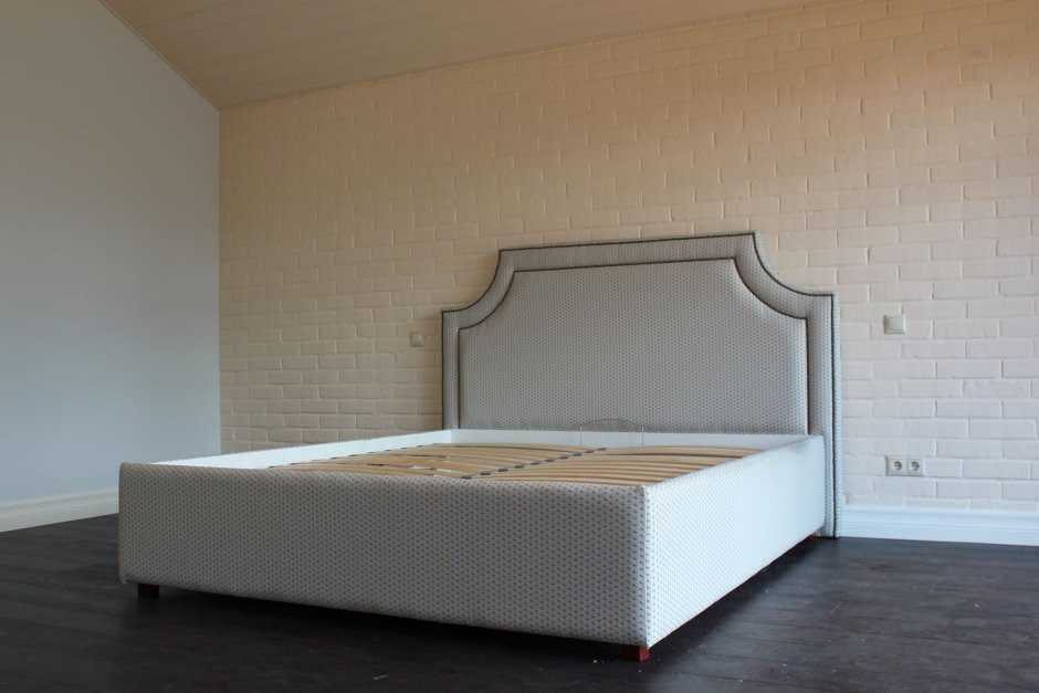 Односпальная кровать с каретной стяжкой