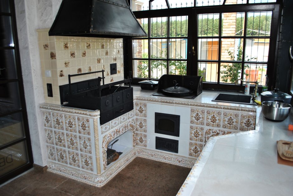 Интерьер кухни с печным комплексом