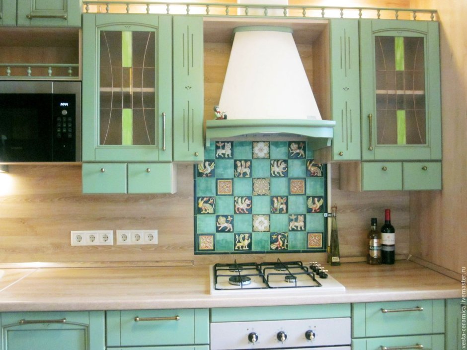 Кухня с зеленым фартуком из плитки