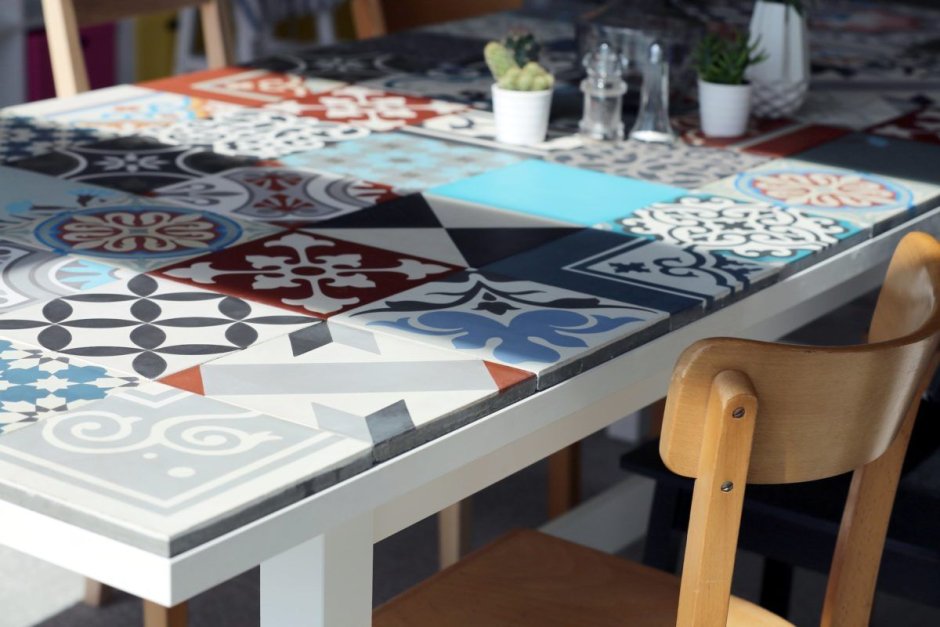 Стол из керамической плитки