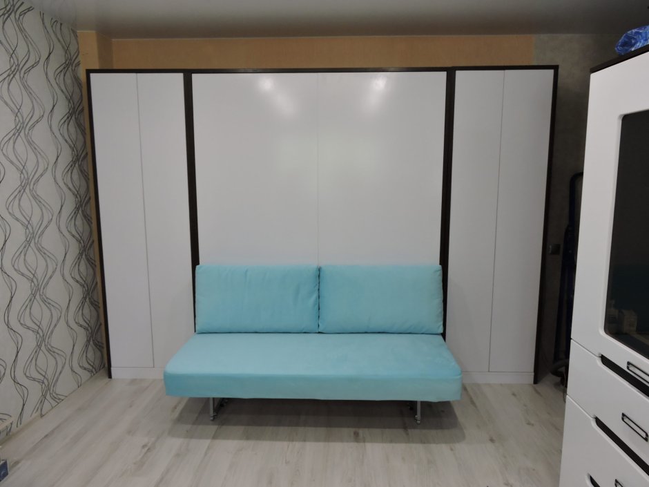 Встроенная мебель для спальни с кроватью и диваном