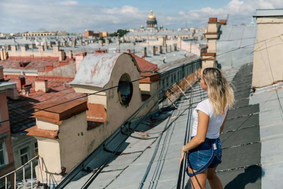 Девушка на крыше автомобиля