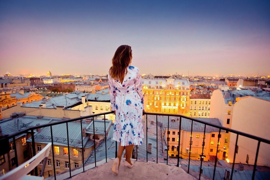 Белый дом с оранжевой крышей