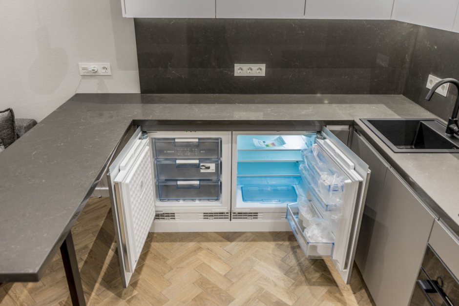 Выдвижной холодильник под столешницу